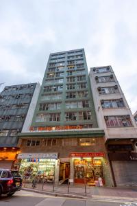 un edificio alto con una tienda delante en Homy Residence en Hong Kong