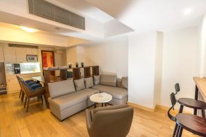 uma sala de estar com um sofá e uma mesa em Homy Residence em Hong Kong