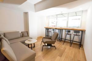 Uma área de estar em Homy Residence