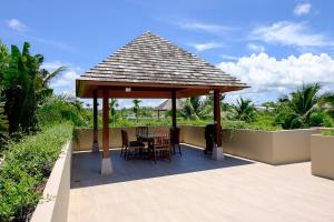Zahrada ubytování Beautiful 3br 380sqm Pool Villa Walk To Bangtao Beach and Catch club
