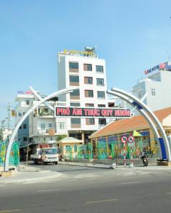 duży biały budynek z napisem "pu amico amik curry museum" w obiekcie SEASIDE HOTEL w mieście Quy Nhơn