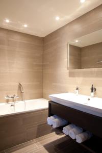 Een badkamer bij Fletcher Hotel - Restaurant Nautisch Kwartier