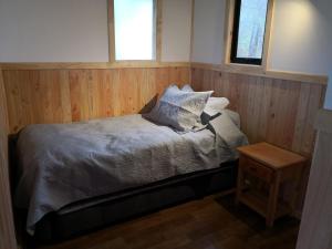 Un pat sau paturi într-o cameră la Loft Canelo - con hot tub exclusivo, cercano a termas y lago