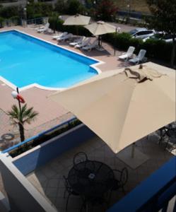 an overhead view of a swimming pool with an umbrella at Dakar Living Hotel Vasto in Vasto