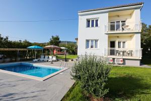 Bazén v ubytování Apartments - Villa Sidro nebo v jeho okolí