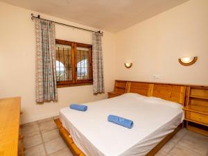 sypialnia z łóżkiem i oknem w obiekcie Holiday Home Zindel by Interhome w mieście Balcon del Mar