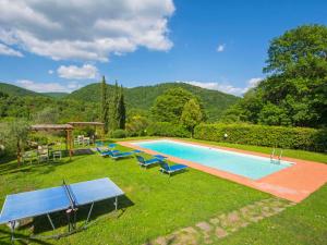 una imagen de una piscina en un patio en Holiday Home La Corte by Interhome, en Lucolena in Chianti
