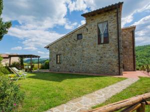 - une vue extérieure sur une maison en pierre avec un jardin dans l'établissement Holiday Home La Torre by Interhome, à Lucolena in Chianti