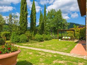 un jardín con mesa de picnic y cenador en Holiday Home La Pieve by Interhome en Lucolena in Chianti