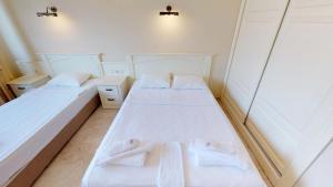 En eller flere senge i et værelse på Gold City 2+1 Villa with Free AquaPark