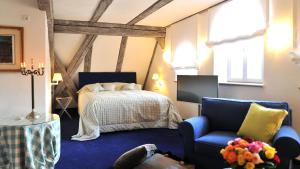 Postel nebo postele na pokoji v ubytování Schlosshotel Betzenstein