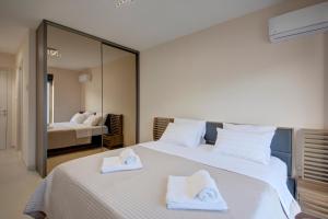 Postel nebo postele na pokoji v ubytování Bajova Kula Luxury Residences