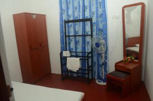 La petite salle de bains est pourvue d'un ventilateur et d'un miroir. dans l'établissement Sihagiri Homestay, à Dambulla