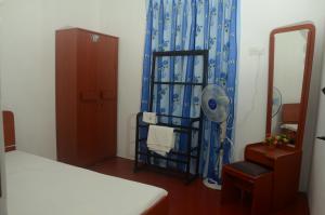 - une chambre avec un lit et un miroir dans l'établissement Sihagiri Homestay, à Dambulla