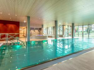 Bazén v ubytování Apartment Pradas Resort - 2-5 Zimmer Premium by Interhome nebo v jeho okolí