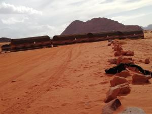 un tren en medio del desierto en Wadi Rum Excursions, en Wadi Rum