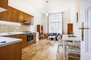 Kitchen o kitchenette sa Old Town Home Prague