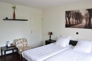 Un pat sau paturi într-o cameră la Fletcher Hotel - Restaurant Heiloo