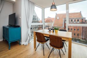 Televízia a/alebo spoločenská miestnosť v ubytovaní PoBookowane Chmielna Apartments Old Town