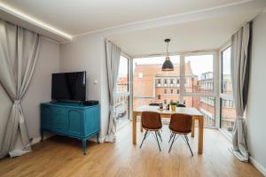 Televízia a/alebo spoločenská miestnosť v ubytovaní PoBookowane Chmielna Apartments Old Town