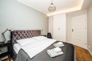 Posteľ alebo postele v izbe v ubytovaní PoBookowane Chmielna Apartments Old Town