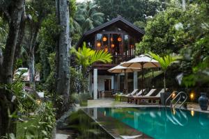 a resort with a swimming pool and a house at Rosyth Estate House in Kegalle