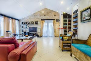 Villa Danile Cosy Apartments في بودفا: غرفة معيشة مع أريكة وطاولة