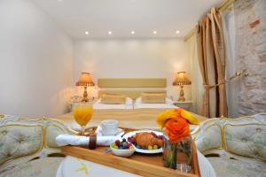 Voodi või voodid majutusasutuse Jupiter Luxury Hotel toas