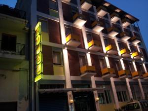 un hotel con un cartel en el costado en George Hotel, en Barcellona-Pozzo di Gotto