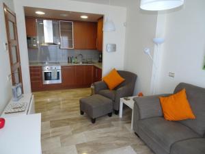 sala de estar con 2 sofás y cocina en Apartment Marisol L'Ampolla en L'Ampolla