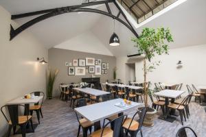 une salle à manger vide avec des tables et des chaises dans l'établissement Hotel Saint Gothard, à Nice