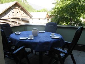 una mesa con un mantel azul en el balcón en Ferienwohnung Wohlfarter, en Jerzens