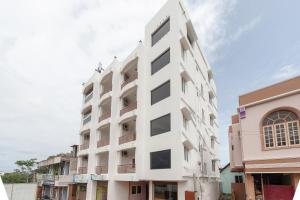 根尼亚古马里Hotel Skyark的白色的建筑,在街上有窗户