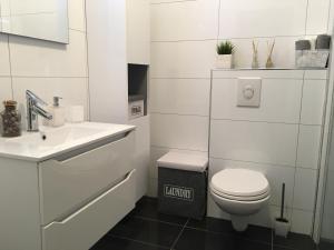 Koupelna v ubytování Ada Vis Apartments + 37 fotografií