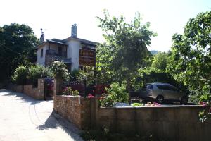 a car parked in front of a house at Guesthouse Xenioti in Tsagarada