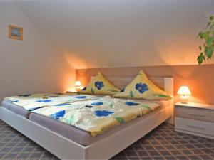 una camera da letto con un letto con fiori blu sopra di Cosy Apartment in Werda with Garden a Werda