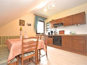 una cucina con tavolo e una sala da pranzo di Cosy Apartment in Werda with Garden a Werda