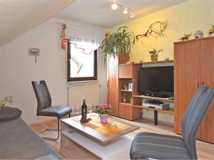un soggiorno con divano e TV di Cosy Apartment in Werda with Garden a Werda