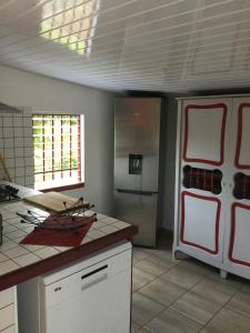 een keuken met een aanrecht en een koelkast. bij TI 'BICOK in Entre-Deux