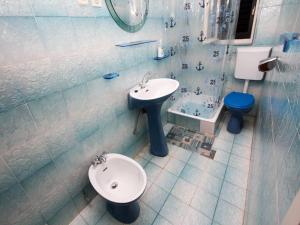 y baño con lavabo y aseo. en Apartments Ljubo - 15m from the sea, en Stara Novalja