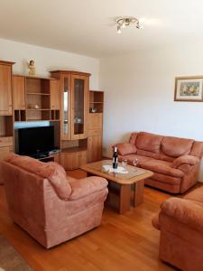 un soggiorno con 2 divani e un tavolo di Apartment Zdravko - with parking a Omiš (Almissa)
