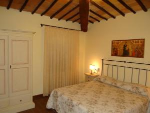 una camera con un letto in una stanza con una finestra di La Piazzetta a San Gimignano