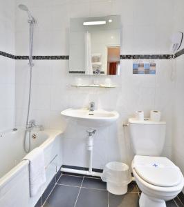 ein weißes Badezimmer mit Waschbecken und Toilette in der Unterkunft Hotel Arc Paris Porte d'Orléans in Montrouge