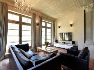 Hanshagen的住宿－Quaint Holiday Home in Detershagen with Private Terrace，带沙发和电视的客厅