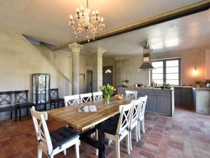 cocina y comedor con mesa de madera y sillas en Quaint Holiday Home in Detershagen with Private Terrace en Hanshagen