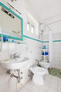 bagno bianco con lavandino e servizi igienici di Isabella Massalubrense a Massa Lubrense