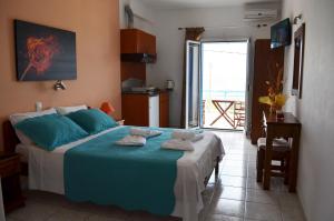a bedroom with a bed with towels on it at Athena Kythera in Dhiakofti
