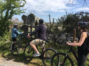 a group of people riding bikes on a trail at Casa da Avó Tina - Apartamento in Castelo de Vide