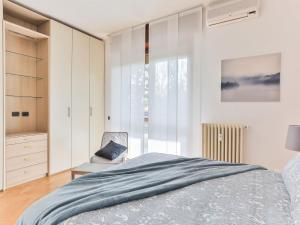 سرير أو أسرّة في غرفة في The Best Rent - Big apartment near San Siro stadio