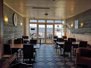 A restaurant or other place to eat at Summer's Bay Hotel 